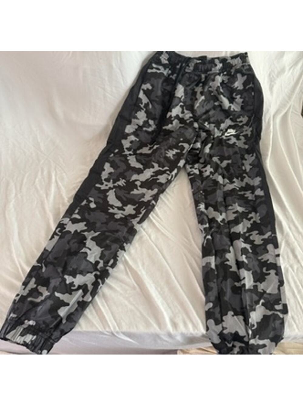 NWOT new Nike camo cargo pant size small